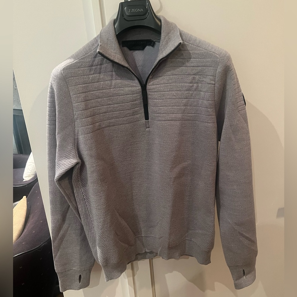 perfect condition Canada goose black label men’s quarter zip gray sweater size M